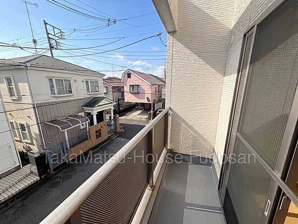 前面道路は南向きかつ、バルコニーも南を向いています。洗濯物やお布団などを干す際に日の光を十分に充てることが可能です。