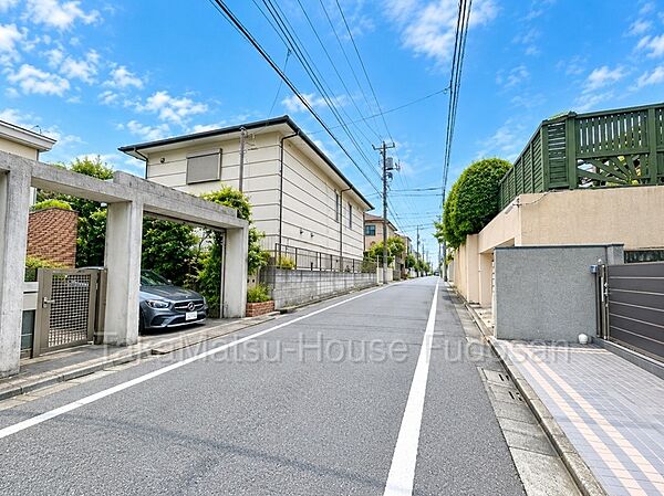 約6ｍの前面道路（9月18日撮影。現状古家がありますが更地にしてお引渡いたします。）
