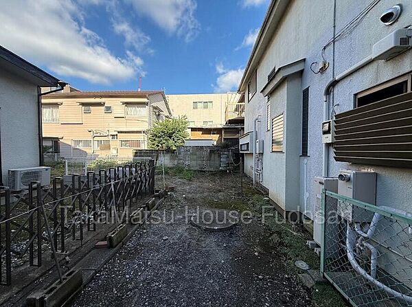 敷地奥側から見た様子。隣接建物との距離や敷地の形状をご確認いただけます。