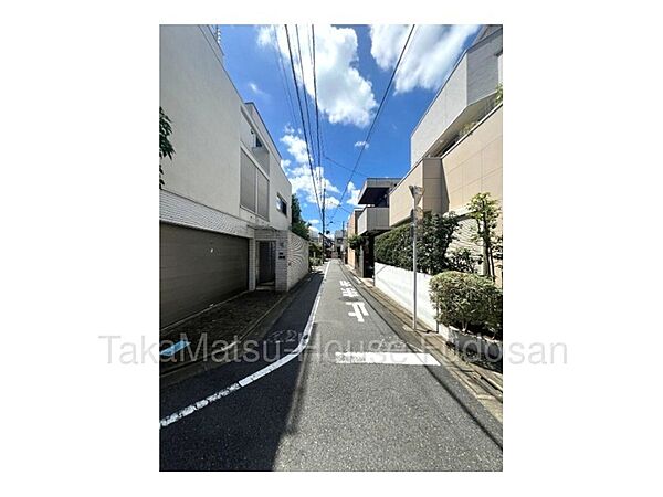 西側前面道路(2026年8月撮影)