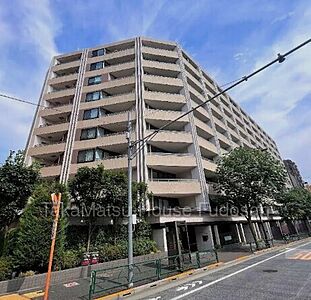 外観:都心に位置しますが、緑に囲まれ、落ち着いた雰囲気がございます。 外観:都心に位置しますが、緑に囲まれ、落ち着いた雰囲気がございます。