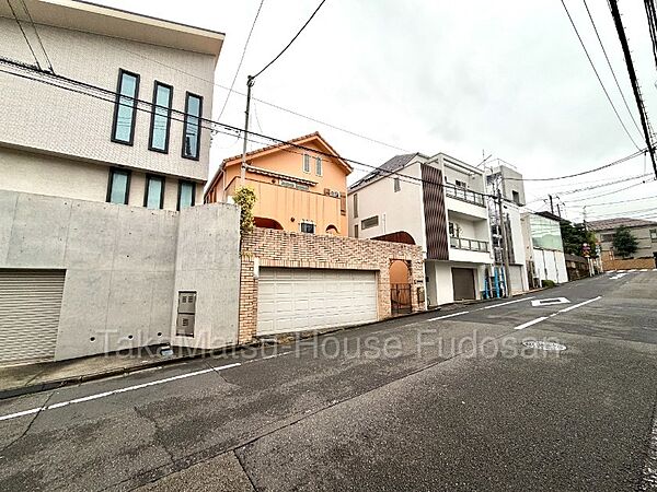 前面道路は8ｍある開放的な立地です