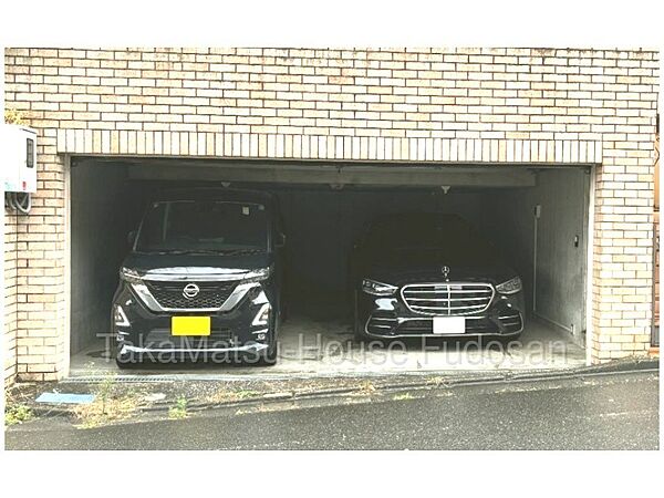 車2台駐車可能です(車種によります)