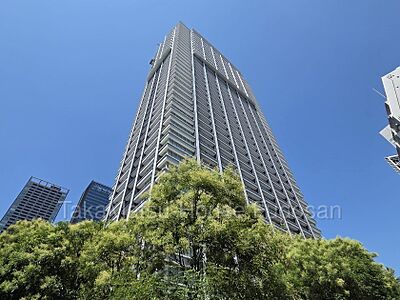外観:緑に包まれた敷地にそびえる、地上39階建のタワーレジデンス 外観:緑に包まれた敷地にそびえる、地上39階建のタワーレジデンス