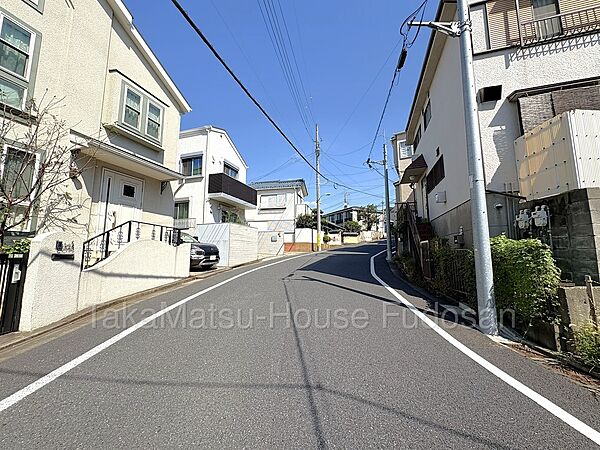 広い公道に接道しており、車の出し入れも容易に行えます。