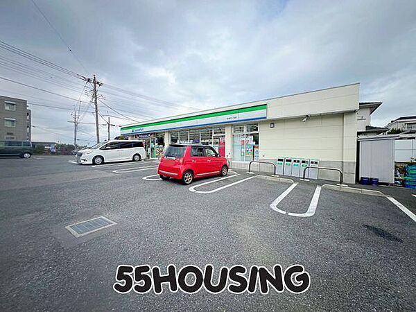 ファミリーマート東浦和三丁目店 徒歩7分。 560m