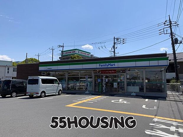 ファミリーマート上尾日産通り店 徒歩10分。 727m