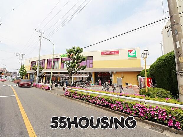 ヨークマート芝前川店 徒歩4分。 290m