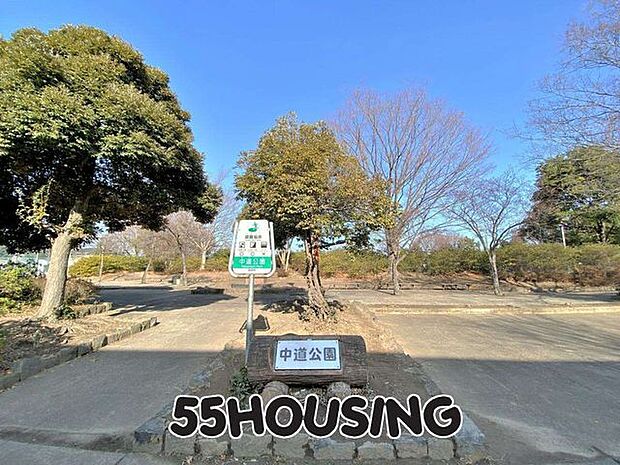 中道公園 徒歩6分。 440m