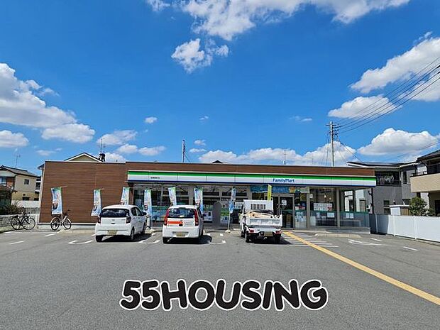 ファミリーマート岩槻西町店 徒歩10分。 743m