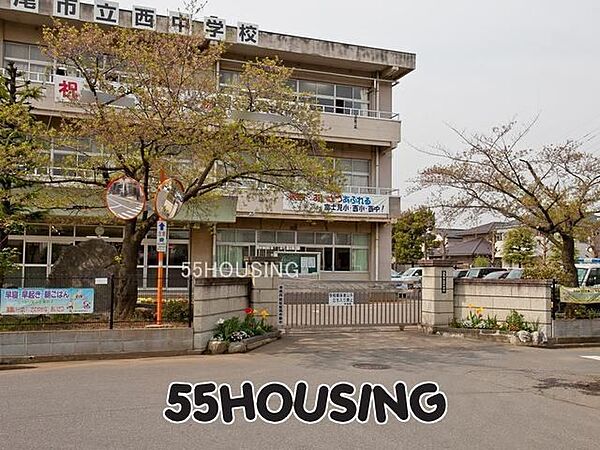 上尾市立西中学校 徒歩17分。 1260m