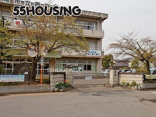 上尾市立西中学校 徒歩3分。 240m