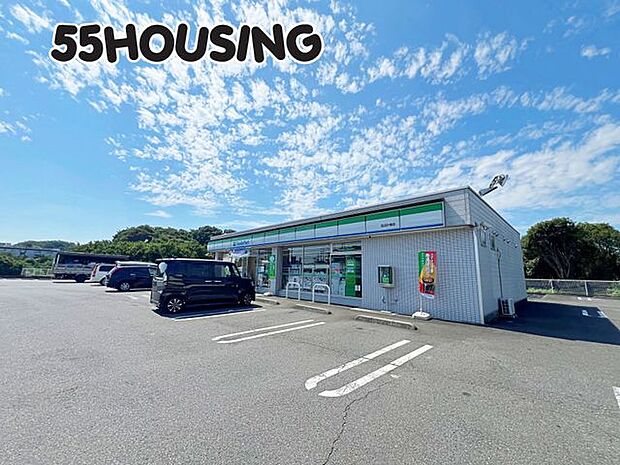 ファミリーマート見沼片柳店 徒歩12分。 900m
