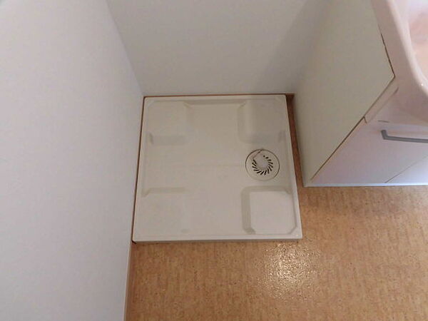 画像12:室内に洗濯機置き場があるので洗濯機が濡れる心配がないですね