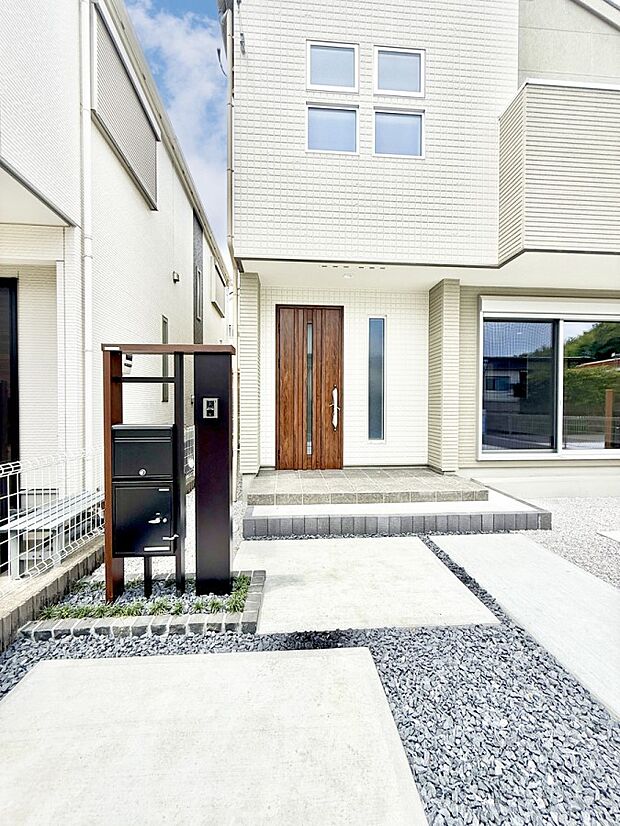 ■ 家族とゲストをやさしく迎える、心温まる玄関
