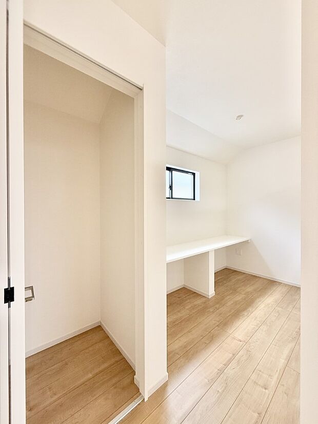 ■勉強・テレワークなど様々な用途で使えるカウンター付き