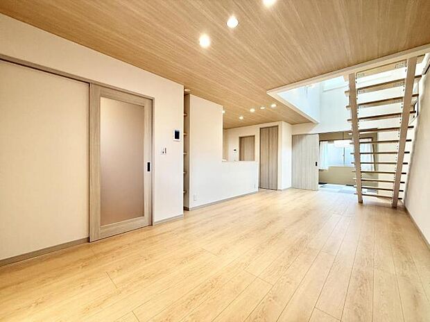 ■温かみのある照明が心地よい、くつろぎのリビング