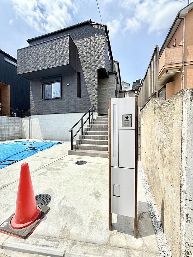 ■ シンプルで美しく、住まいの第一印象を彩る玄関です