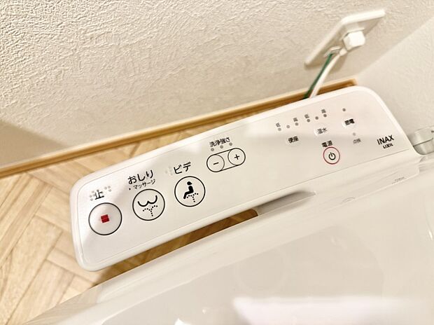 ■温水洗浄で快適、清潔感が保たれるシャワートイレ