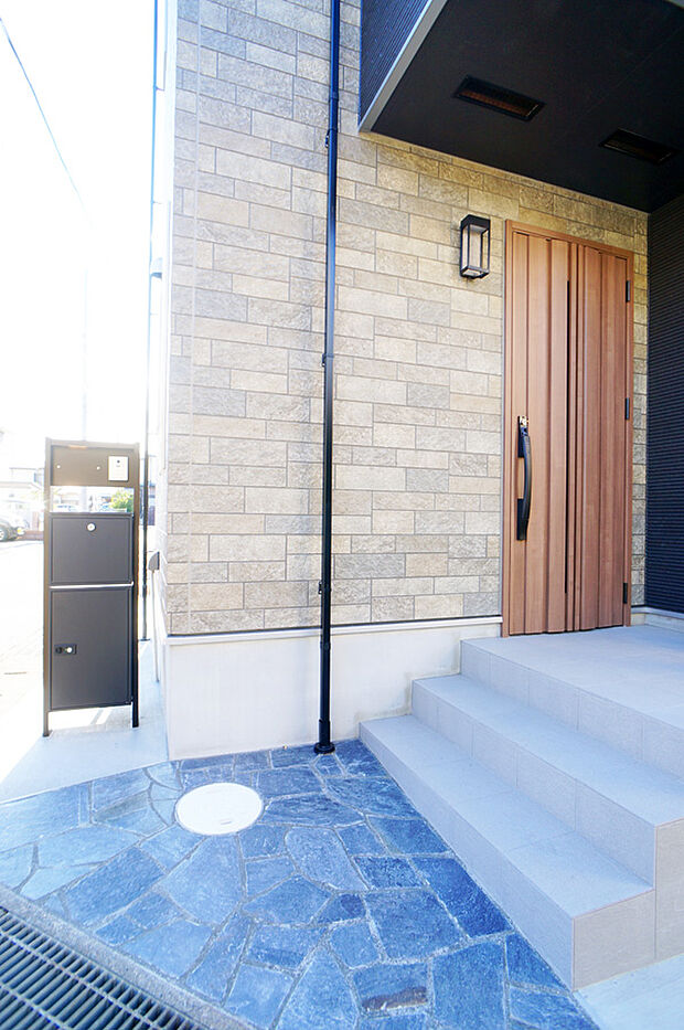 ■ 心地よい暮らしへとつながる、温かい玄関