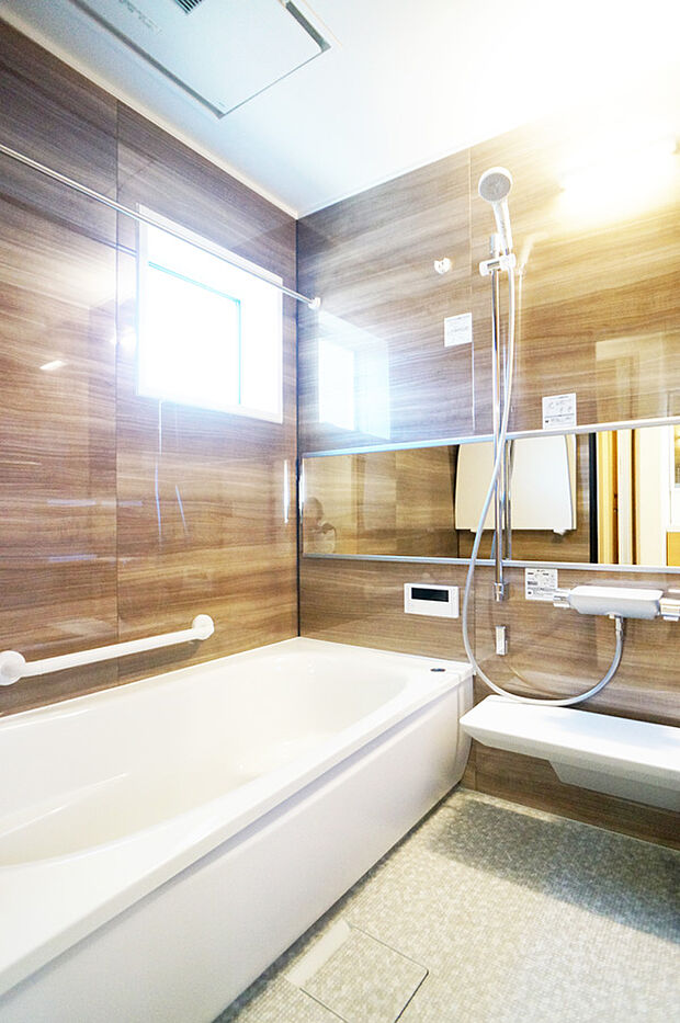 ■落ち着いた色合いの壁面、ゆっくり寛げるバスルーム