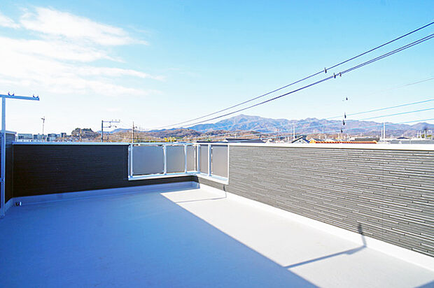 ■ 心地よい風と光を感じる、くつろぎのバルコニー