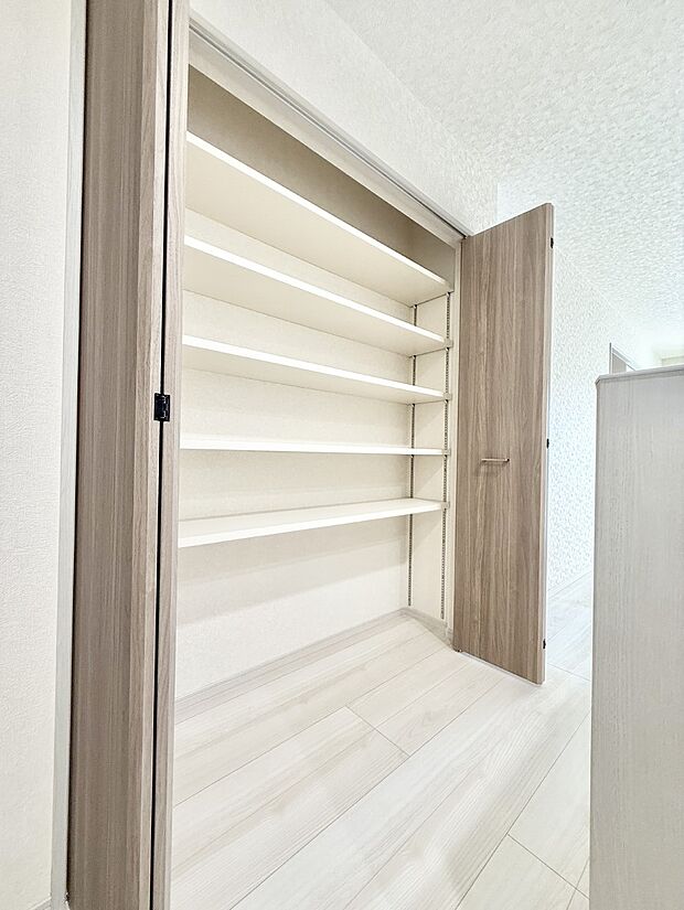 ■買いためた食材もすっきり収納できるパントリー付き  