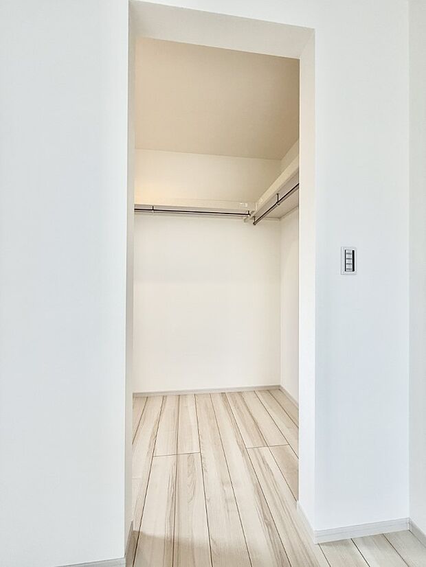 ■季節の洋服も、思い出の小物もすっきり収納できるウォークインクローゼット付