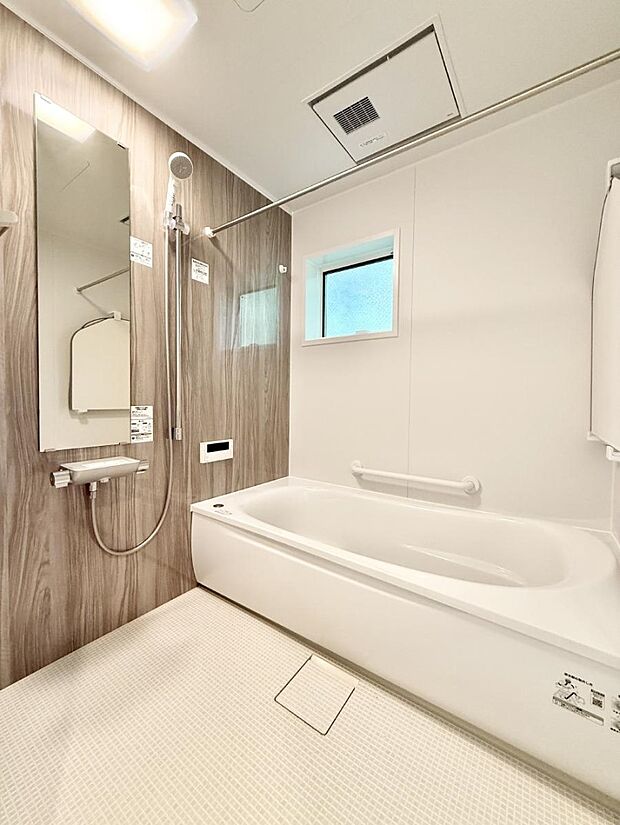 ■落ち着いた色合いの壁面、ゆっくり寛げるバスルーム