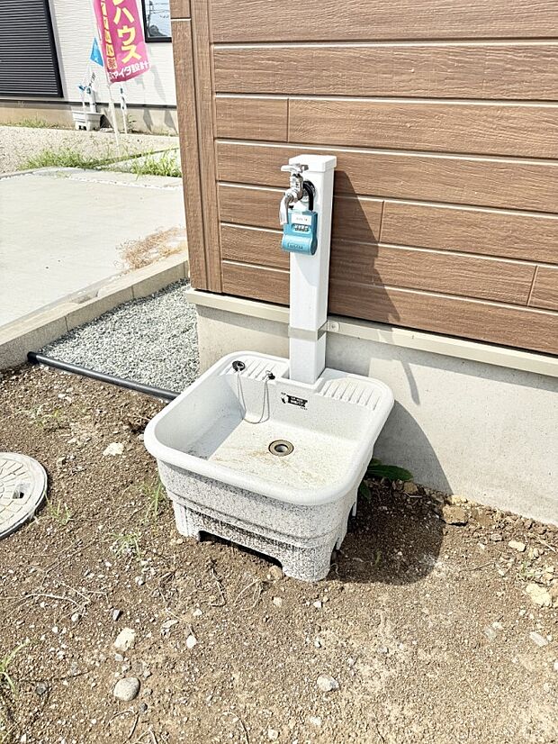 ■ガーデニングや洗車などの際に大活躍な屋外立水栓  