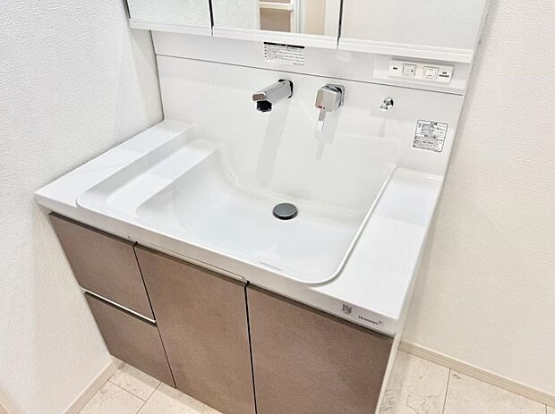 ■細かい部分まで洗いやすく便利なハンドシャワー付き