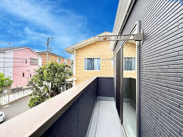 ■ 心地よい風と光を感じる、くつろぎのバルコニー