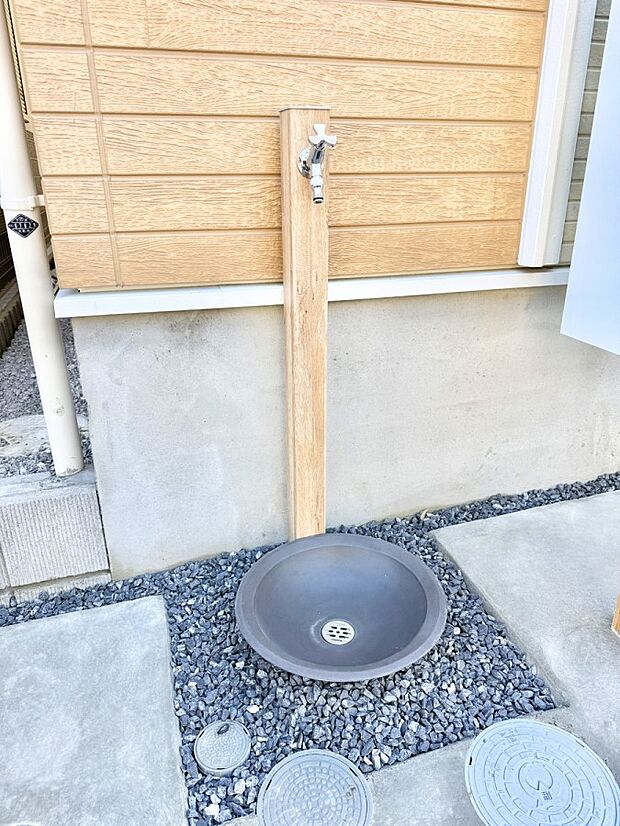 ■ガーデニングや洗車などの際に大活躍な屋外立水栓  