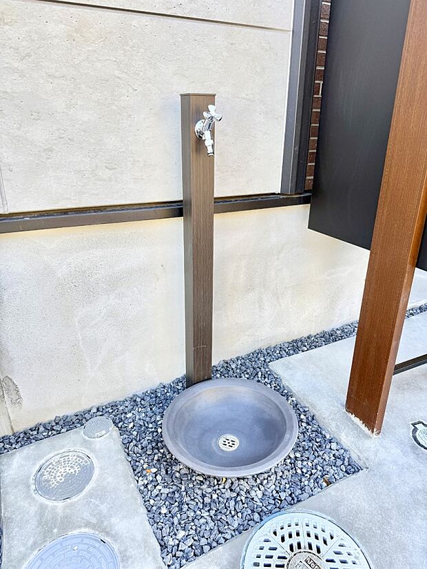 ■ガーデニングや洗車などの際に大活躍な屋外立水栓  