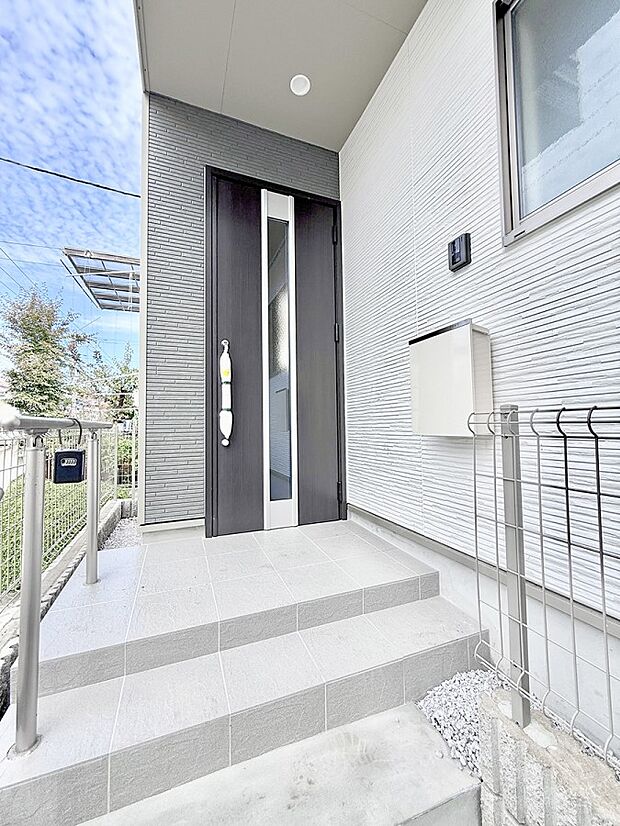 ■ シンプルで美しく、住まいの第一印象を彩る玄関です