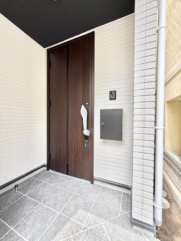 ■ シンプルで美しく、住まいの第一印象を彩る玄関です
