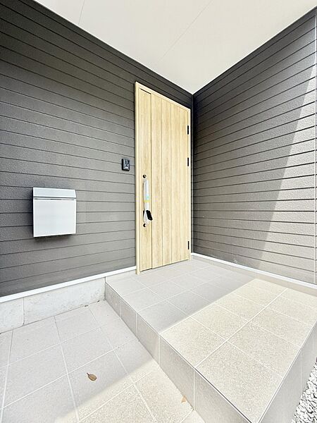 ■ シンプルで美しく、住まいの第一印象を彩る玄関です