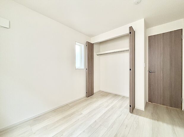 2号棟 ■シンプルな空間で、収納付きベッドやデスクなど、多機能な家具を活用しやすいです