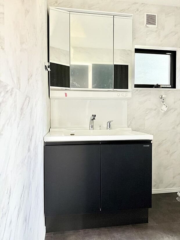 ■明るい洗面所は毎朝の歯磨きも楽しくできちゃいそうです♪