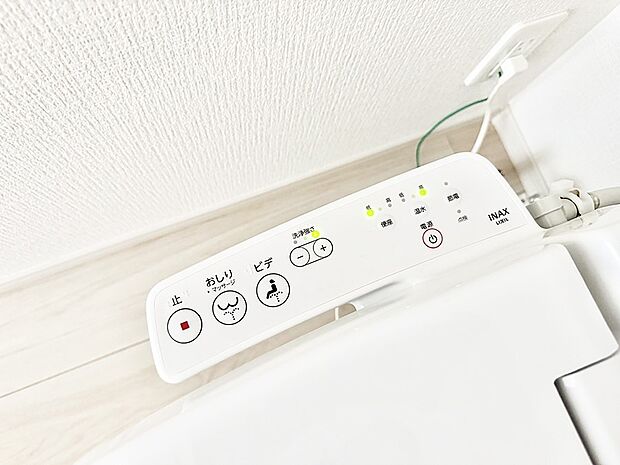 ■温水洗浄で快適、清潔感が保たれるシャワートイレ