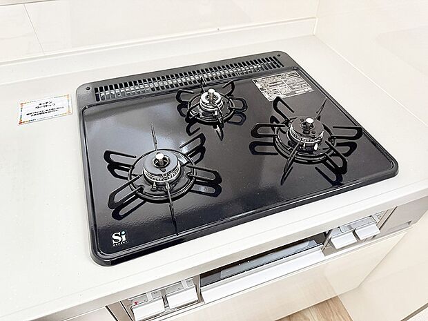 ■3口コンロのシステムキッチンで料理の手順もスムーズに