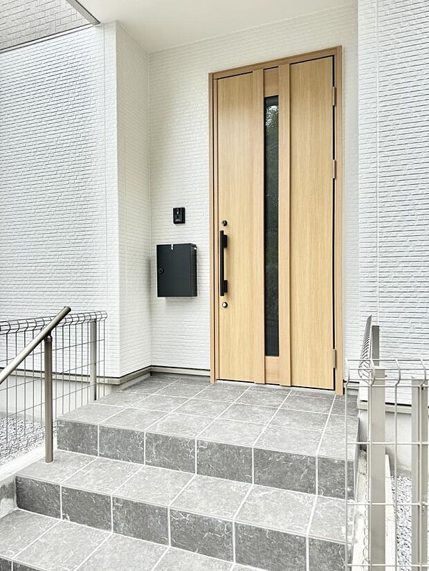 ■ シンプルで美しく、住まいの第一印象を彩る玄関です