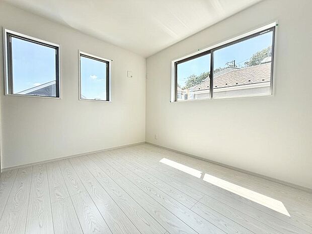 ■シンプルな空間で、収納付きベッドやデスクなど、多機能な家具を活用しやすいです