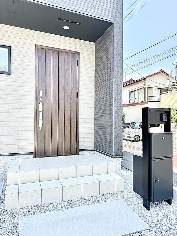 ■ シンプルで美しく、住まいの第一印象を彩る玄関です