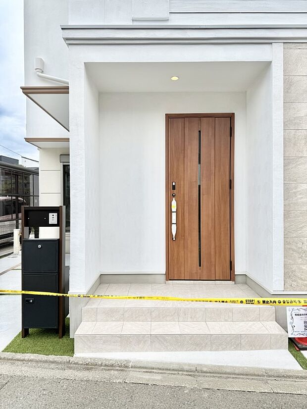 ■ シンプルで美しく、住まいの第一印象を彩る玄関です