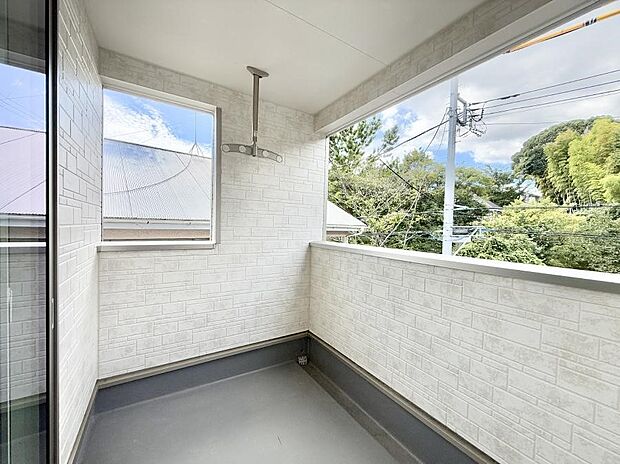 ■ 心地よい風と光を感じる、くつろぎのバルコニー