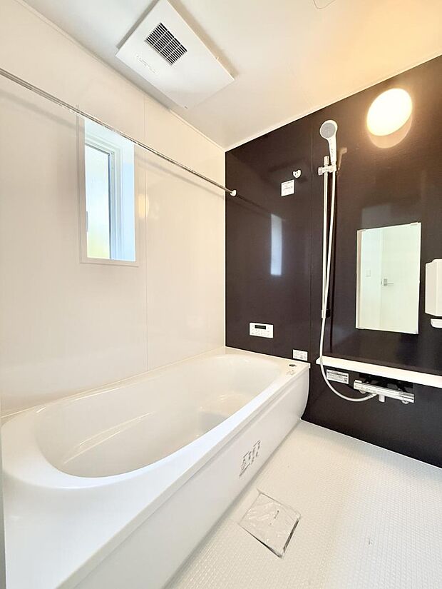 ■落ち着いた色合いの壁面、ゆっくり寛げるバスルーム