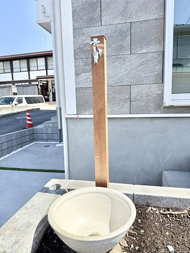 1号棟 ■外水栓付きで庭作業や洗車に便利です