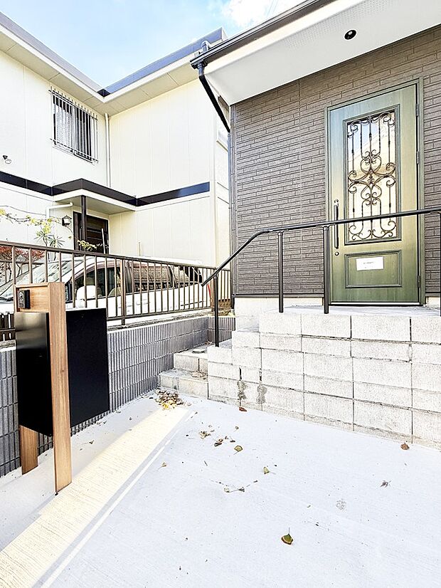 ■ シンプルで美しく、住まいの第一印象を彩る玄関です