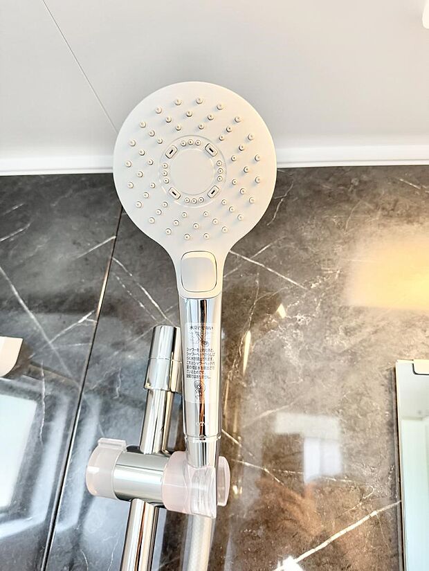 ■手元で簡単に止水できるため、水の無駄遣いを減らすことができます。